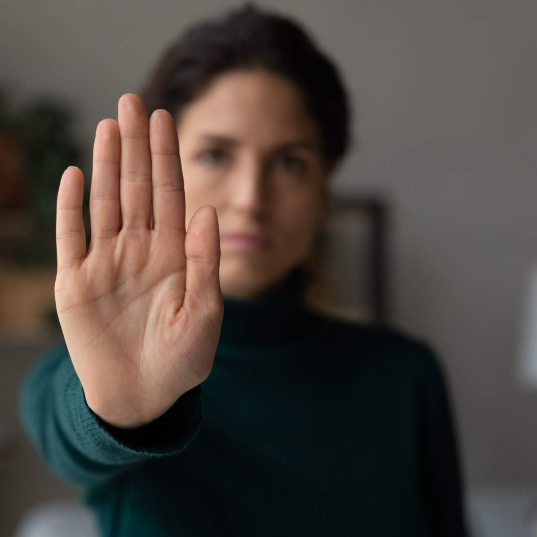 Persona luchando contra el acoso laboral